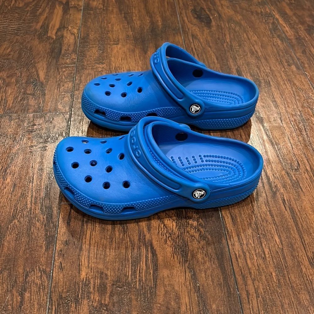 Crocs Size 7 Clog Slip on Bright Blue Navy Water Shoes in GUC